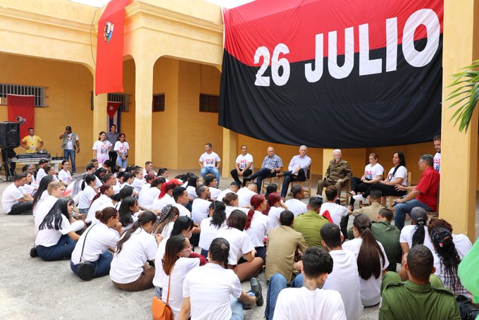 Díaz-Canel y Ramiro Valdés comparten con jóvenes pineros en emotivo homenaje a los Moncadistas
